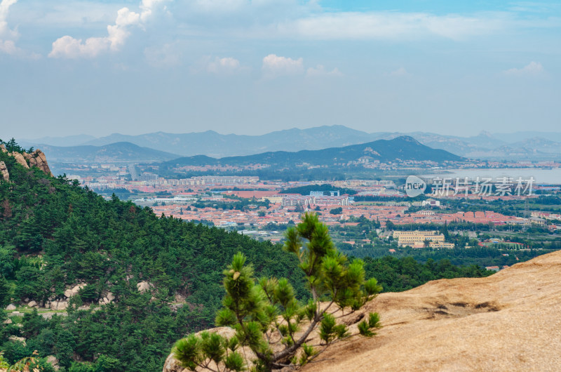 青岛崂山仰口景区，眺望远处的村落