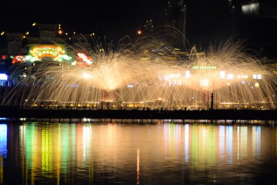 长沙铜官窑夜间湖边打铁花景观