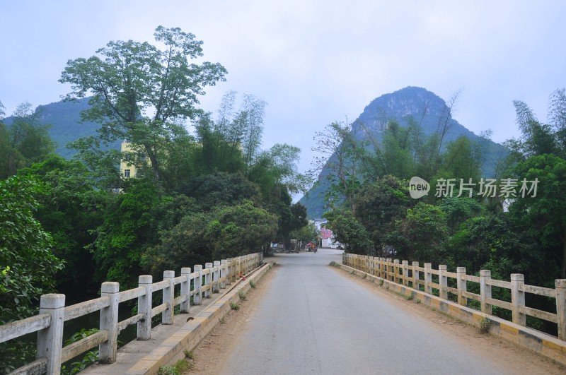 夕阳下天青色远山雾气腾腾河流山水倒影