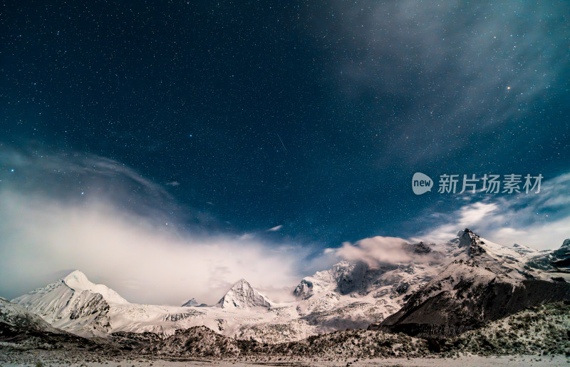 中国西藏那曲萨普雪山星空云层夜空蓝天