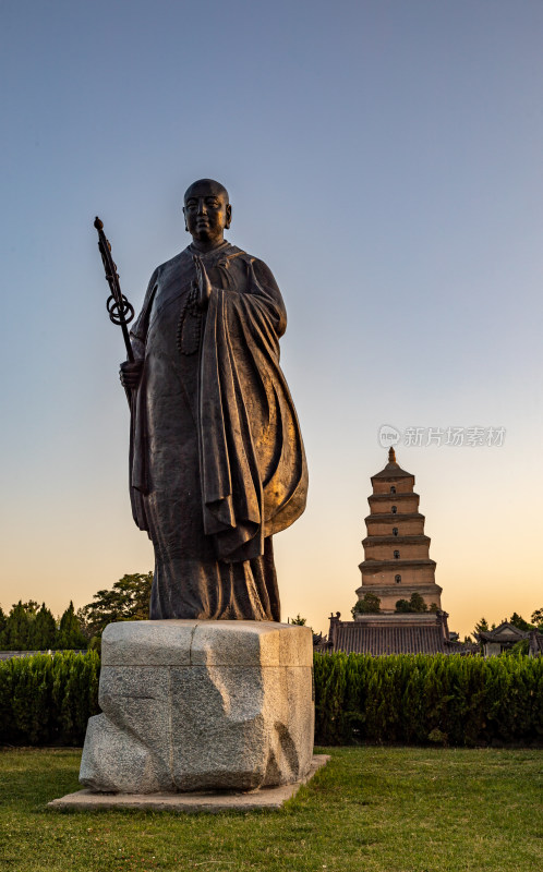 清晨的西安大雁塔大雁塔南广场玄奘雕塑景观