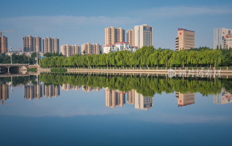 城市公园河流倒影风景