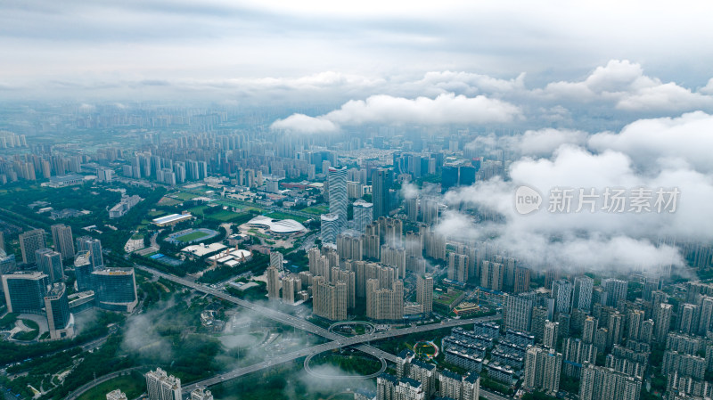 云雾中城市建筑航拍全景