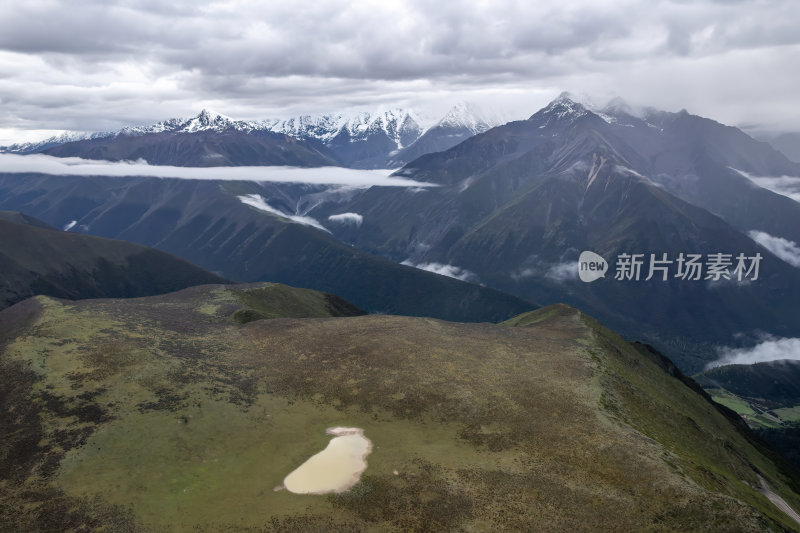 四川甘孜州高原上木居村庄山谷航拍