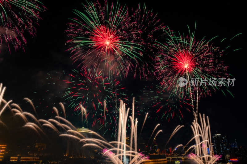 广州2025白鹅潭水上绽放的绚丽多彩烟花夜景