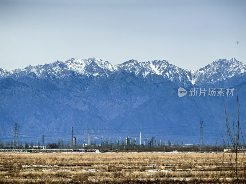 贺兰山下的原野与工业设施