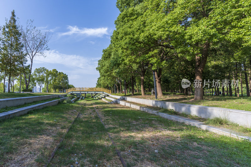 武汉武昌江滩废弃火车轨道风景