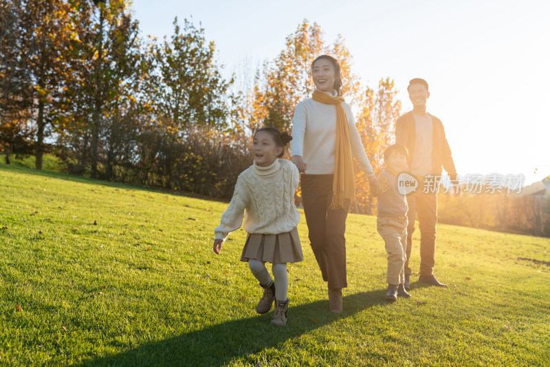 年轻夫妻带着孩子在公园玩耍