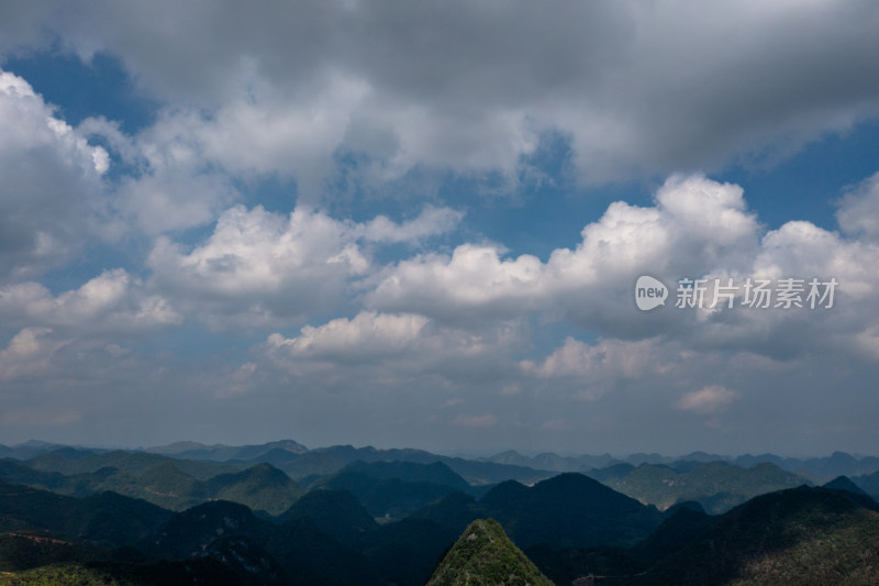 山脉 山峰 山峦 云雾缭绕的山峰