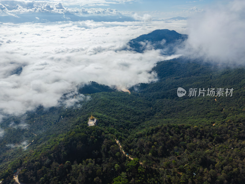 云雾缭绕的山间大金塔