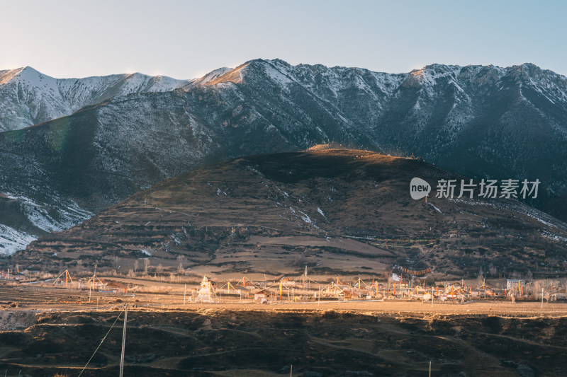 川西九寨沟冬季雪山碧蓝海子唯美