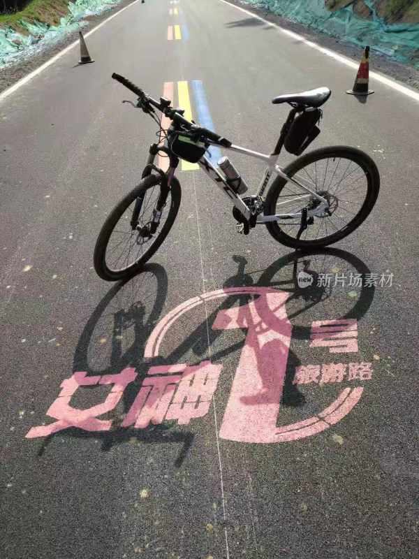 户外道路上的自行车