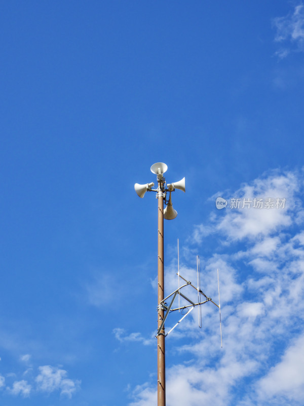 蓝天白云下的户外广播喇叭
