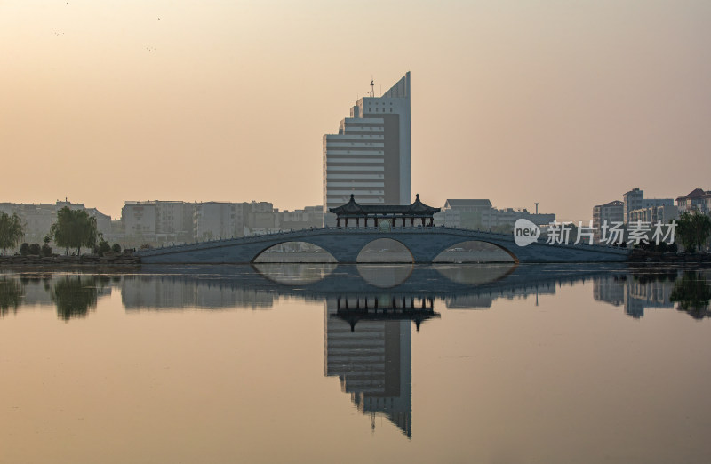 清晨的开封包公湖建筑倒影景观