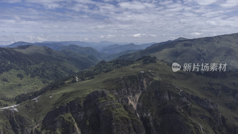 航拍绿意盎然的连绵山脉全景