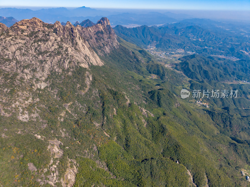 险峻陡峭山峰航拍图