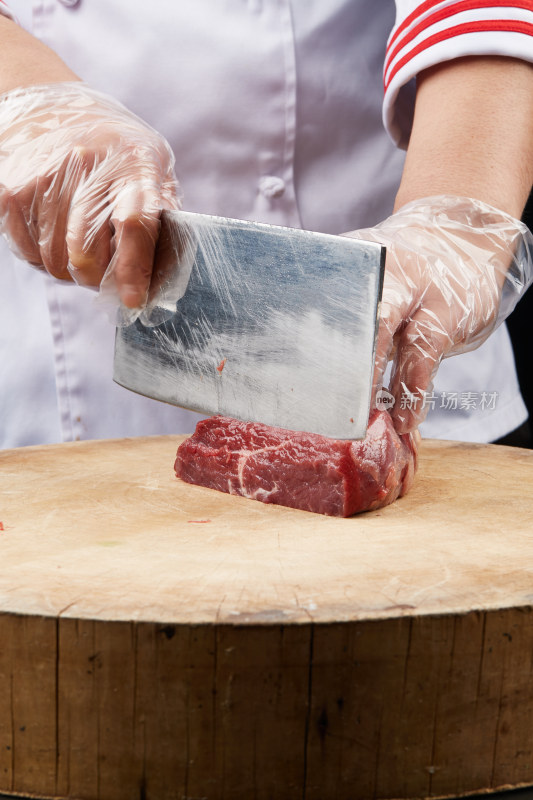 厨师运用精湛刀工分切的鲜食牛肉