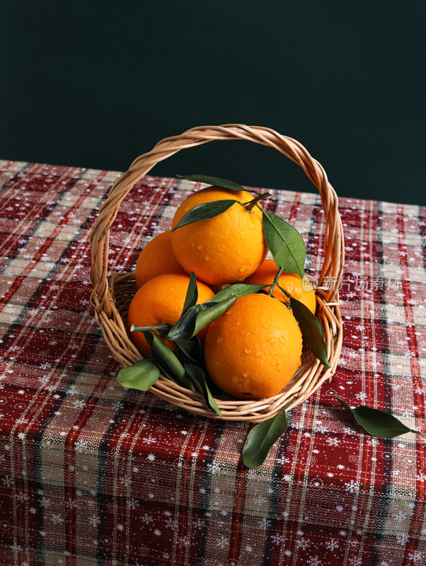 桌面上的一个水果篮赣南脐橙