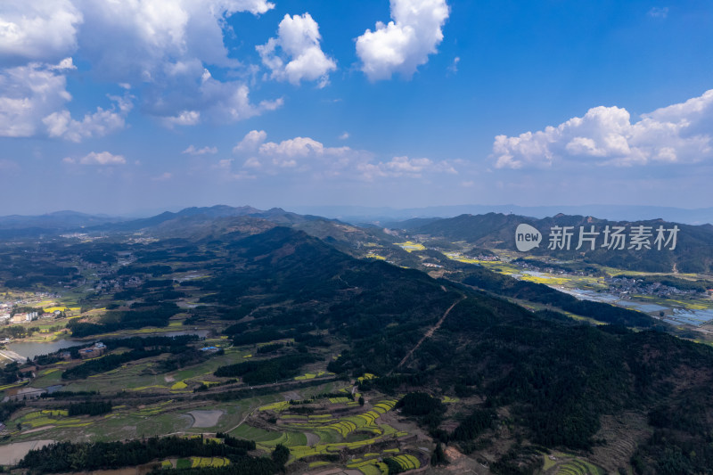 连绵起伏山川丘陵地貌航拍图