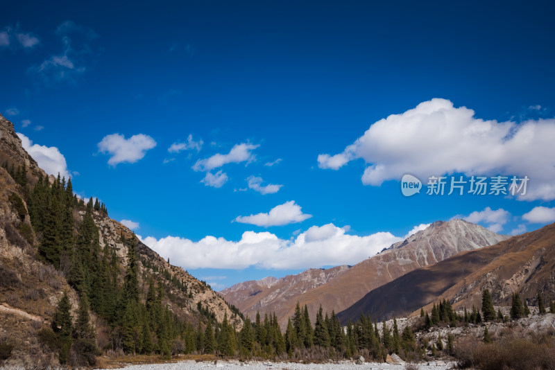 蓝天白云下的山川自然风景