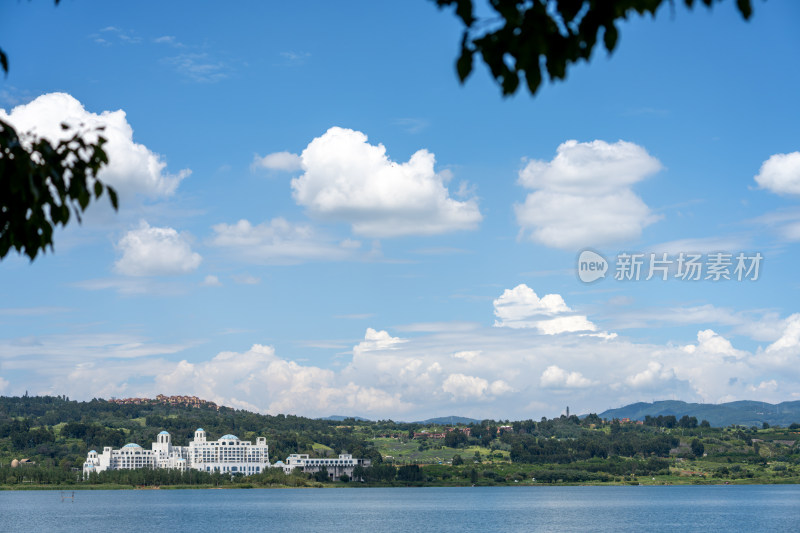 蓝天白云下的阳宗海湖光山色全景