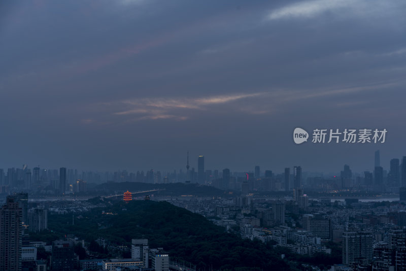 夜景下灯火辉煌的城市建筑群