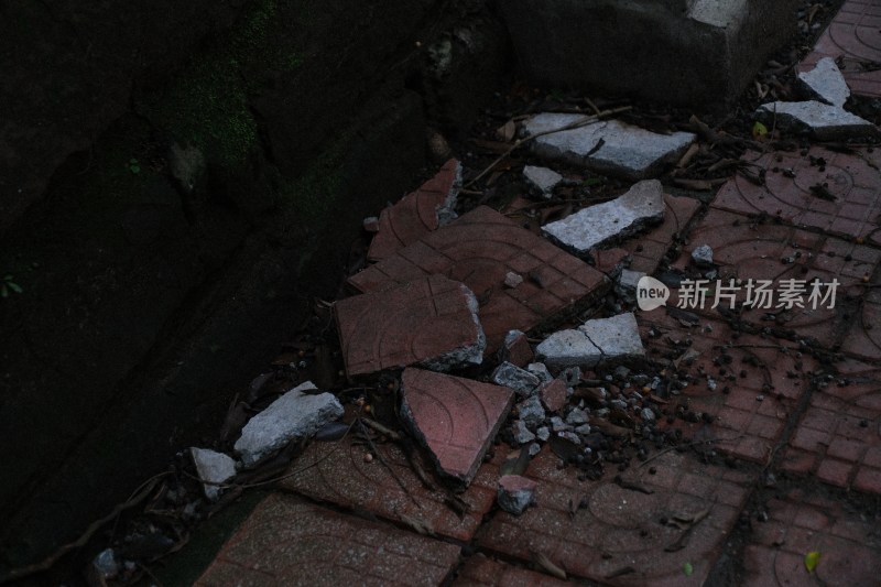 破损的户外红砖地面