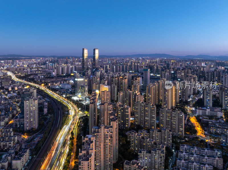 昆明城市夜景下的高楼与流光溢彩的公路