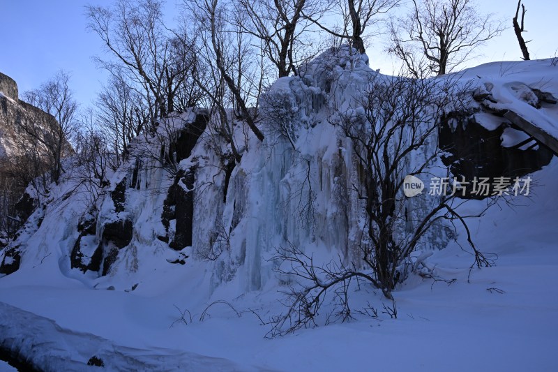 冰雪覆盖的山崖，冰挂景观壮观美丽