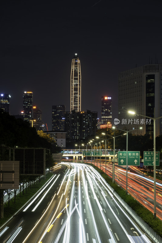 深圳福田平安金融大厦车轨夜景图