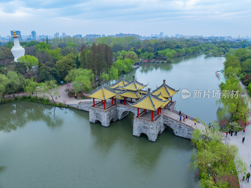 航拍烟雨江南扬州瘦西湖风景区全景