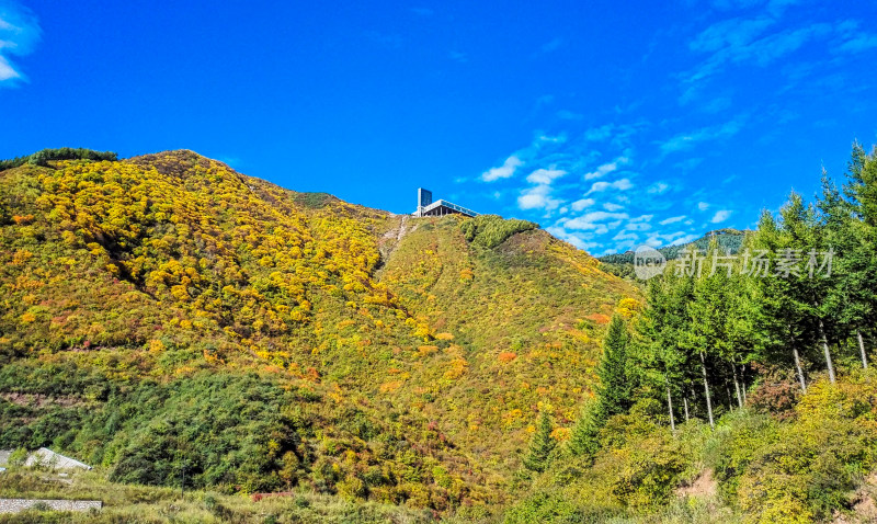 秋天的山顶建筑