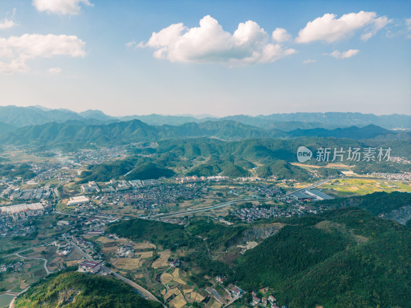 航拍蓝天白云下的青山河流村庄风光