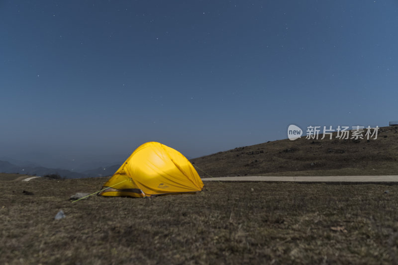 野外露营帐篷夜景星空下的独处时光