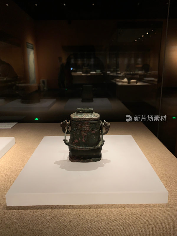 博物馆展示的古代青铜器