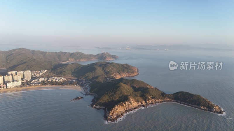 海岛及沿岸城镇的壮丽鸟瞰全景