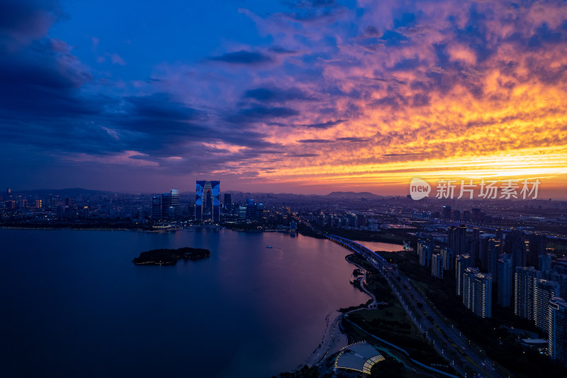 苏州金鸡湖晚霞夜景航拍图