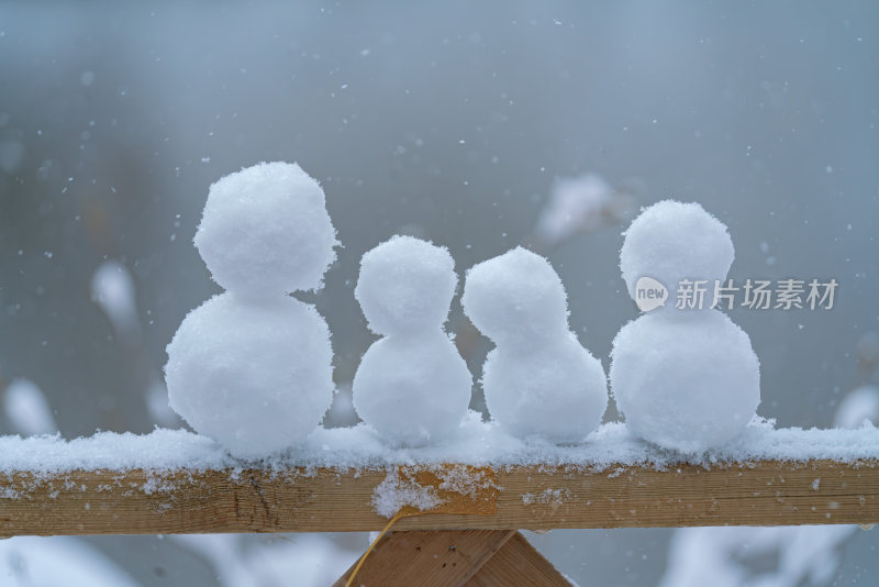 雪人一家四口在雪中幸福团圆合影