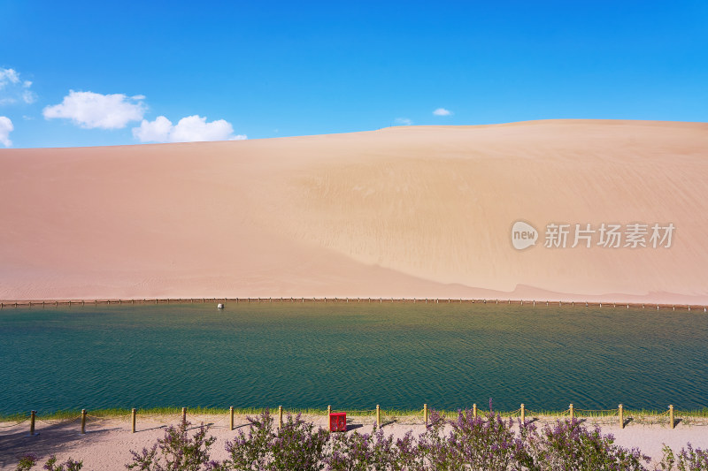 甘肃敦煌鸣沙山月牙泉