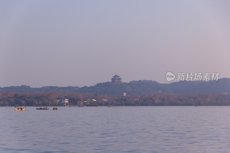 西湖湖面上的小船与远处宝石山的宝俶塔