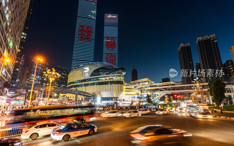 贵阳花果园海豚广场双子塔夜景车流