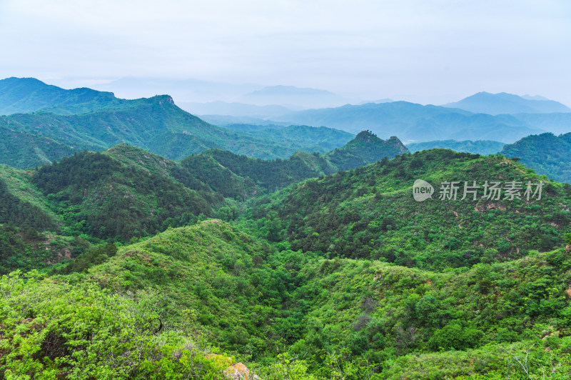 中国夏季金山岭长城阴天下雨云雾风光