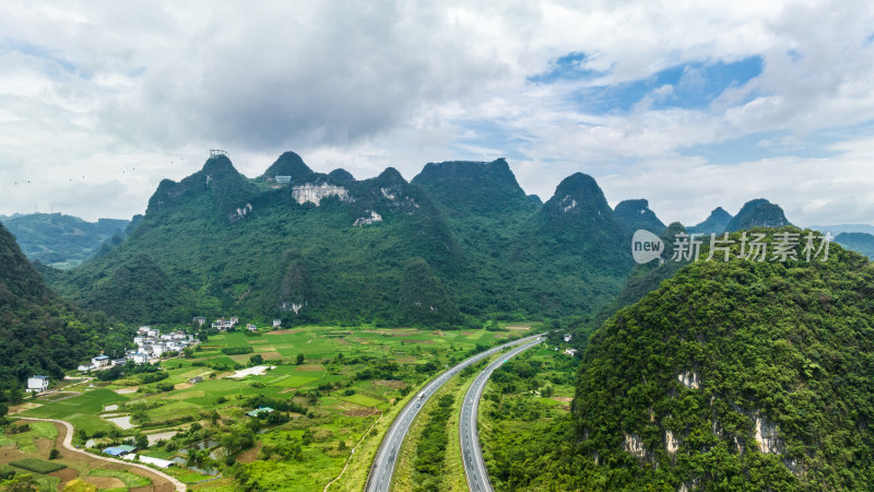 蓝天白云下阳朔喀斯特山峰间的高速公路