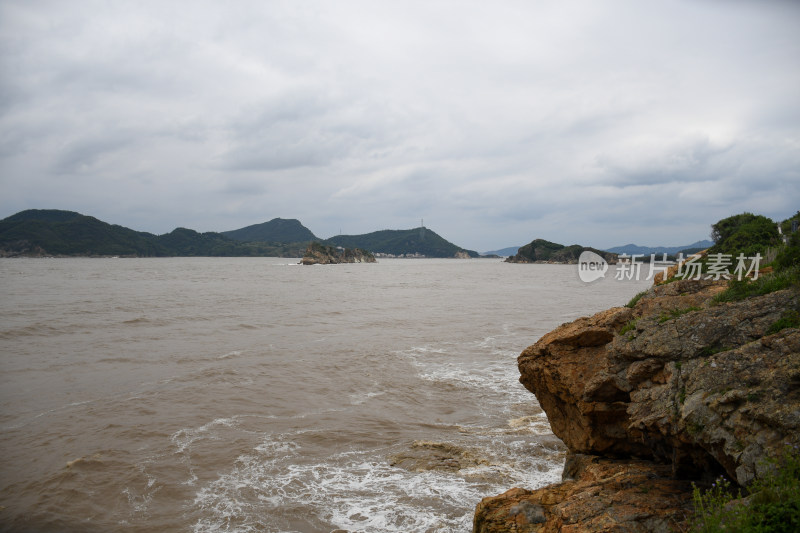 海中的礁石与远山构成的自然景致