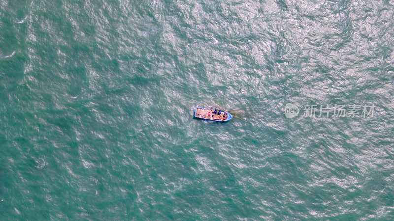大海上漂浮的救生艇