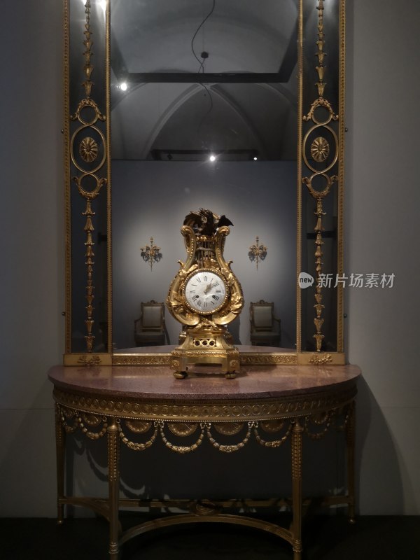 古典金色座钟搭配装饰镜