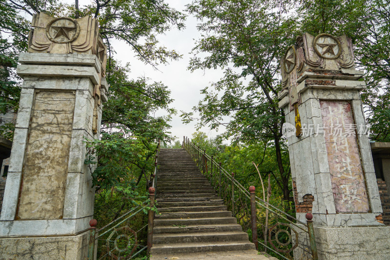 废弃的矿区大门早期历史复古