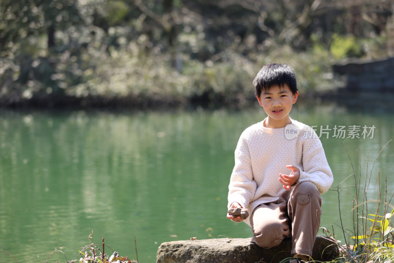 在湖边玩耍的中国小男孩