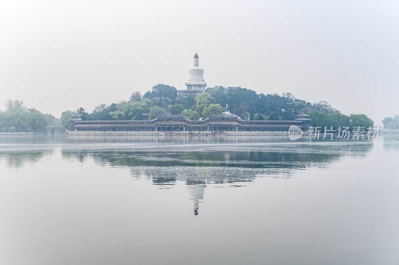 北海公园春天早晨湖面雾气倒影风光