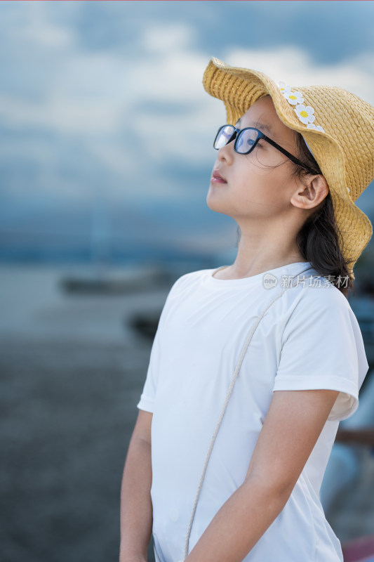 戴草帽戴眼镜女孩户外休闲场景